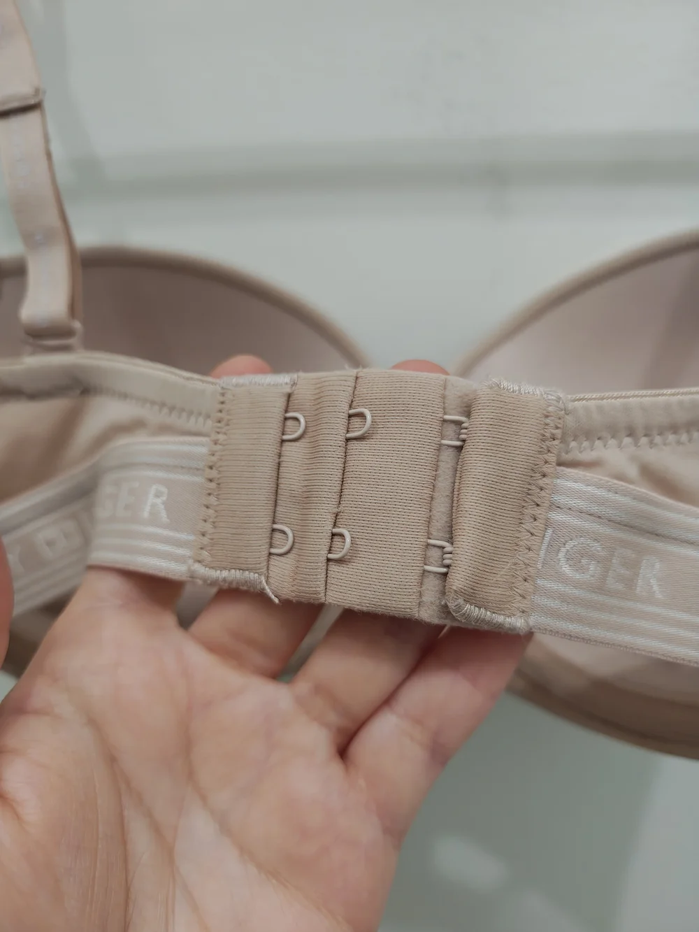 Tommy Hilfiger Beige Convertible Strapless Push Up Bra Size 34C